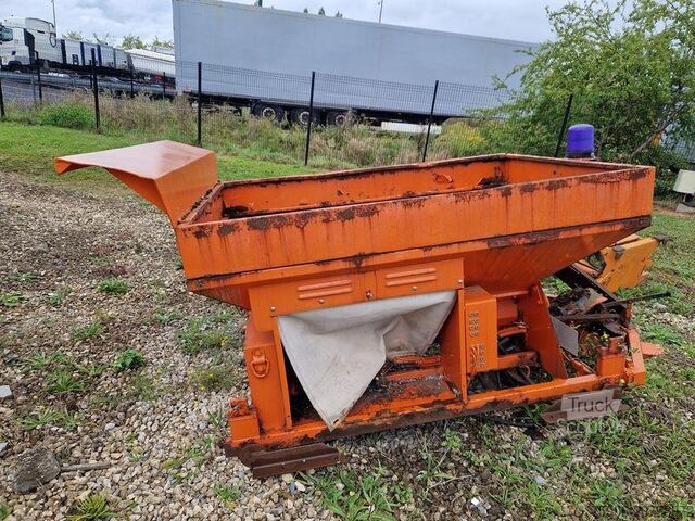 Nákladní automobil s plošinou Mercedes Unimog