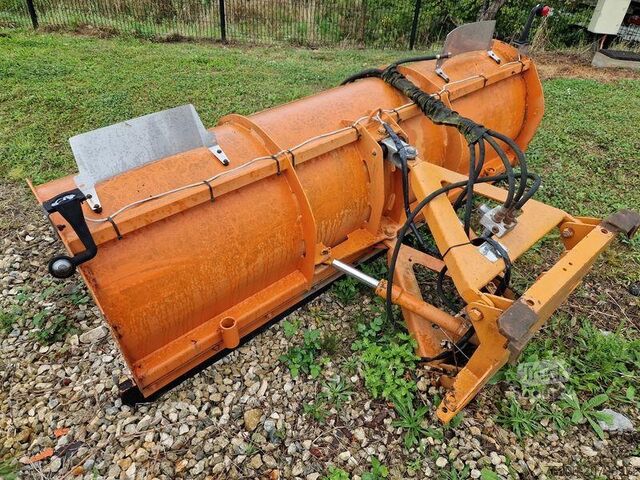 Nákladní automobil s plošinou Mercedes Unimog