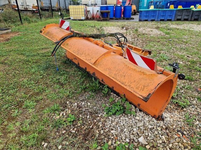 Nákladní automobil s plošinou Mercedes Unimog