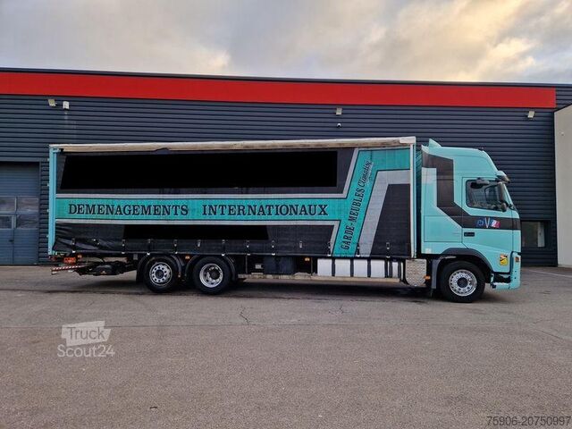 Vrachtwagens met open laadbak en zeil Volvo FH