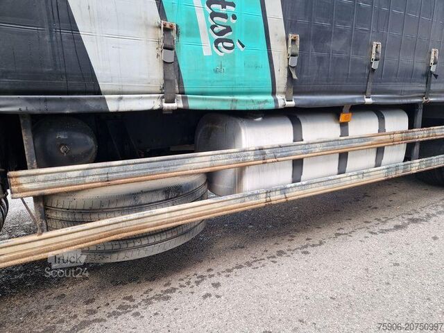 Vrachtwagens met open laadbak en zeil Volvo FH