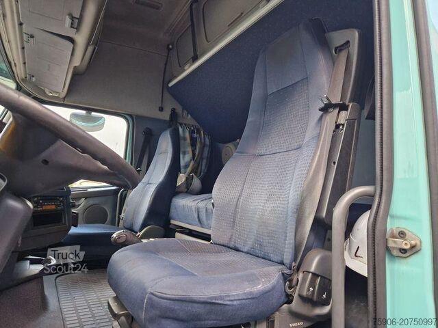 Vrachtwagens met open laadbak en zeil Volvo FH