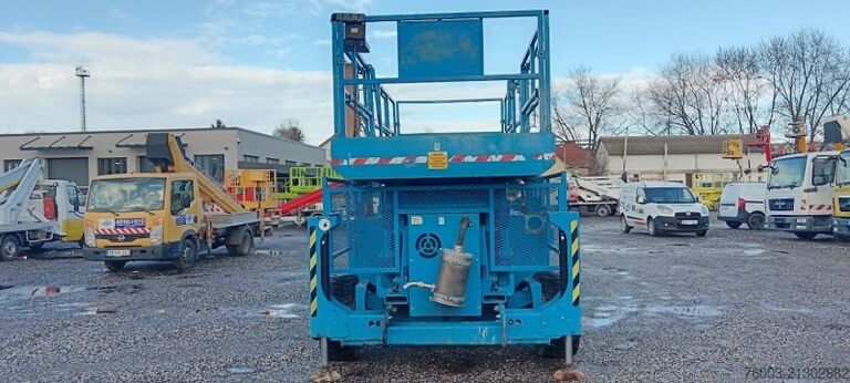 Elevadora de tijera Genie GS4390 - 15,11m, diesel, 4x4