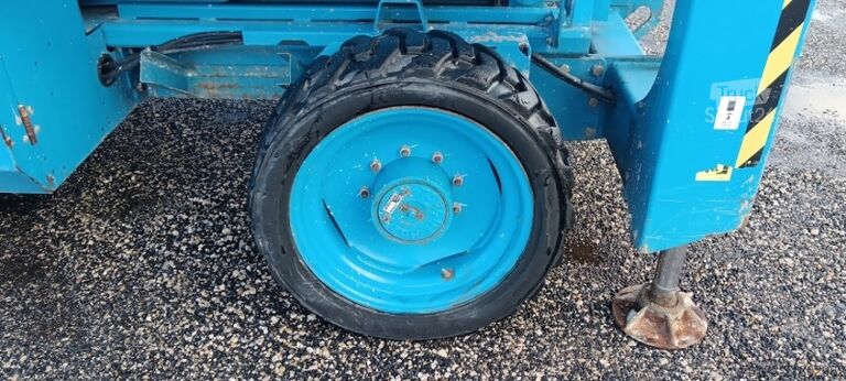 Elevadora de tijera Genie GS4390 - 15,11m, diesel, 4x4