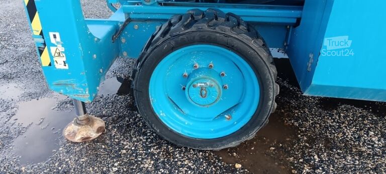 Elevadora de tijera Genie GS4390 - 15,11m, diesel, 4x4