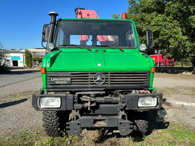 Sunkvežimis su kranu ir furgonu Mercedes-Benz UNIMOG 1000