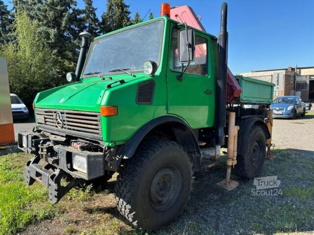 Sunkvežimis su kranu ir furgonu Mercedes-Benz UNIMOG 1000