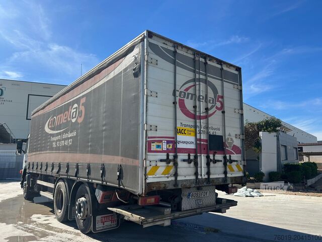 Camión de plataforma VOLVO FM 300