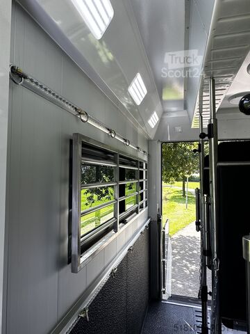 Pferdetransport Volvo FH 540 Jong gebrukt 7 paards plus living pop-ot...