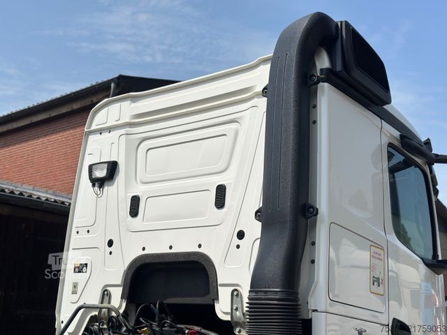 Vaarallisten aineiden kuorma-auto MERCEDES-BENZ Actros 1843 ADR FL/AT Safety Xenon