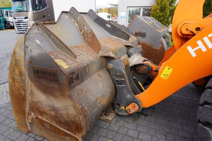Ledad lastare Hitachi ZW220 articulated loader / 2 buckets