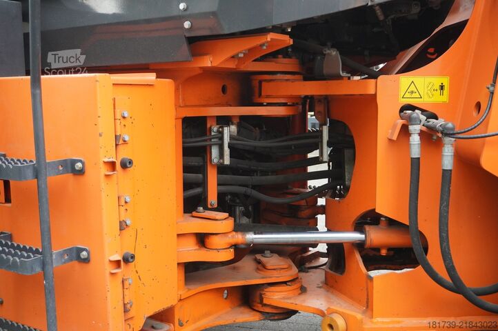 Ledad lastare Hitachi ZW220 articulated loader / 2 buckets