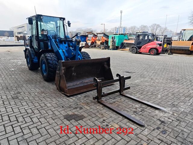 Utovarivač Caterpillar 906 M Bucket + Forks!