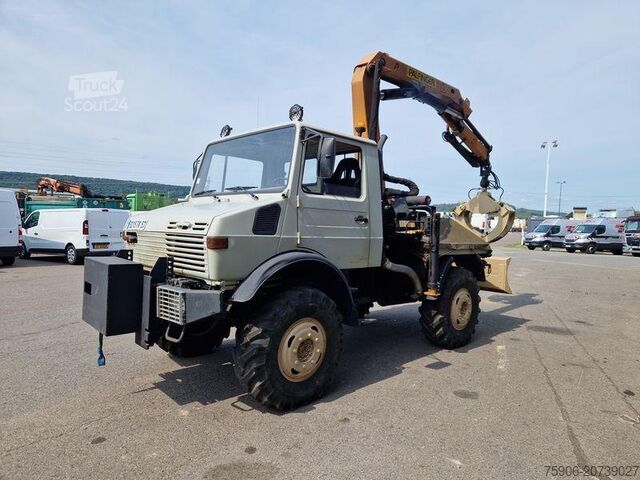 Nákladní automobil s plošinou Unimog 403A