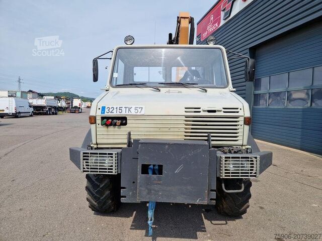 Nákladní automobil s plošinou Unimog 403A
