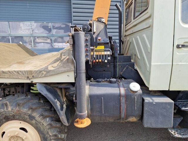 Nákladní automobil s plošinou Unimog 403A