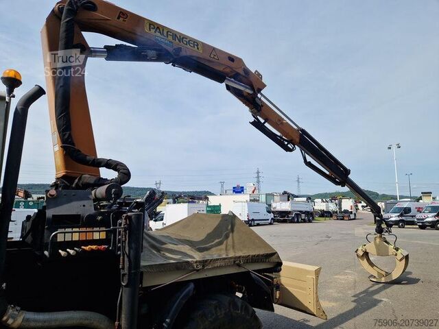 Nákladní automobil s plošinou Unimog 403A