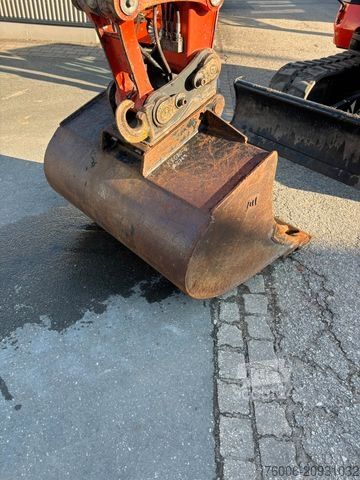 Mini-escavadora KUBOTA KX080-4