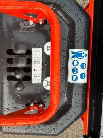 Silniční válec KUBOTA KC70 H4