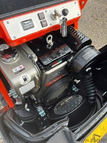 Silniční válec KUBOTA KC70 H4
