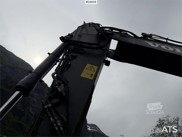 Pelle sur chenilles Volvo ECR355EL excavator with bucket, rototilt, and GPS