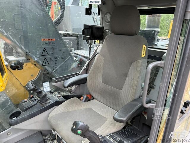 Pelle sur chenilles Volvo ECR355EL excavator with bucket, rototilt, and GPS