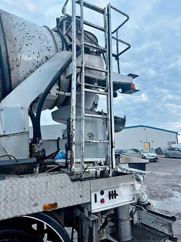 Beton pompası kamyonu MERCEDES-BENZ AROCS 13.240 * Betonpumpe + FUNK * 8x4 * TOP