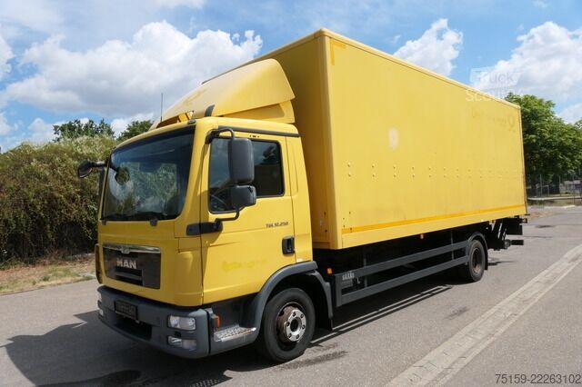 Vrachtwagen met bakwagen man TGL 12.250