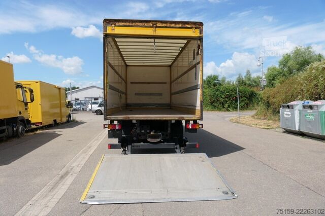Vrachtwagen met bakwagen man TGL 12.250