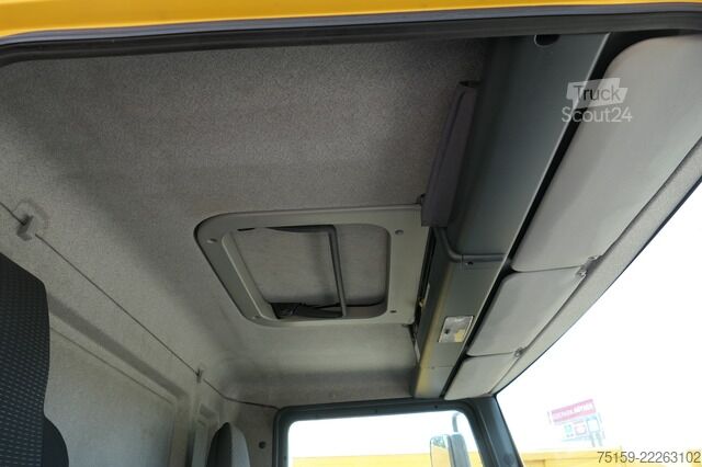 Vrachtwagen met bakwagen man TGL 12.250