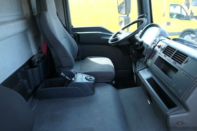 Vrachtwagen met bakwagen man TGL 12.250