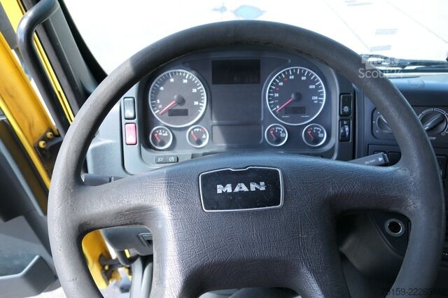 Vrachtwagen met bakwagen man TGL 12.250