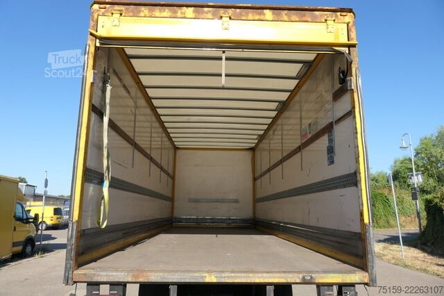 Vrachtwagen met bakwagen man TGL 12.250