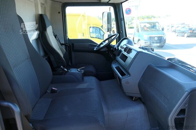 Vrachtwagen met bakwagen man TGL 12.250