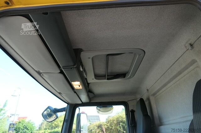 Vrachtwagen met bakwagen man TGL 12.250