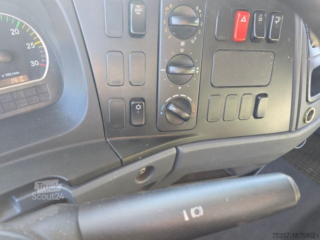 Transportador con plataforma y toldo MERCEDES-BENZ 822