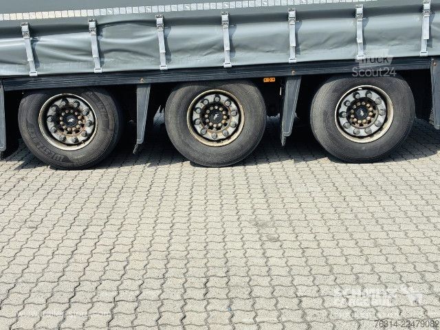 Atvērta puspiekabe ar tentu Schmitz Cargobull Curtainsider Mega Getränke