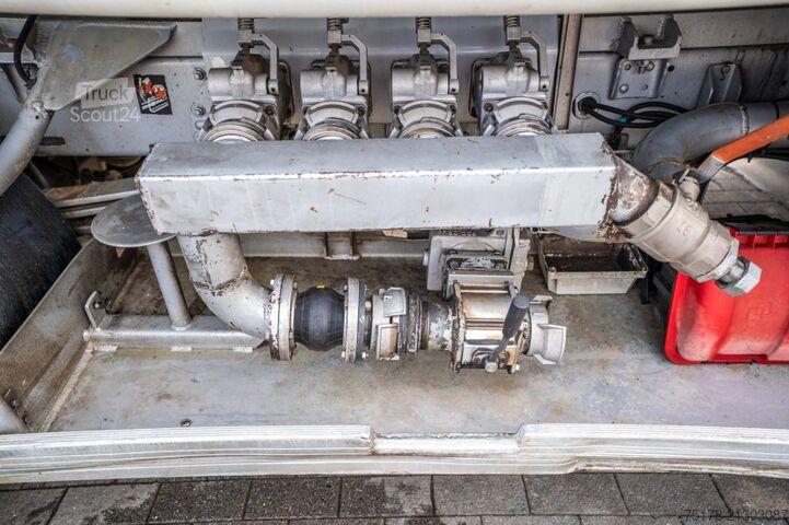 Camión cisterna RENAULT MIDLUM 220 +ALU 9.500L+4 COMP