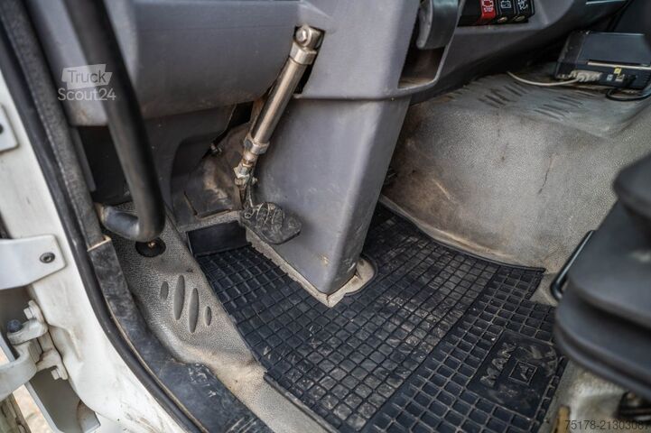 Camión cisterna RENAULT MIDLUM 220 +ALU 9.500L+4 COMP