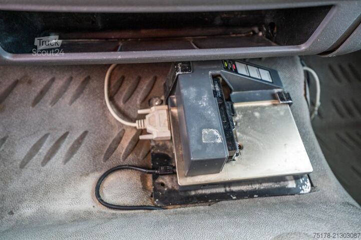 Camión cisterna RENAULT MIDLUM 220 +ALU 9.500L+4 COMP