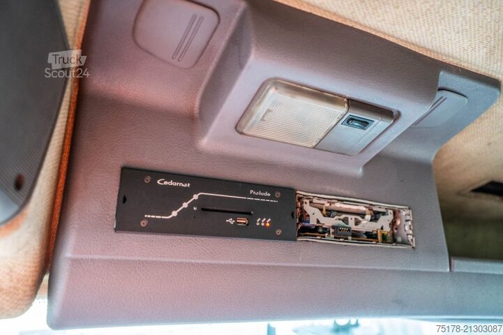 Camión cisterna RENAULT MIDLUM 220 +ALU 9.500L+4 COMP