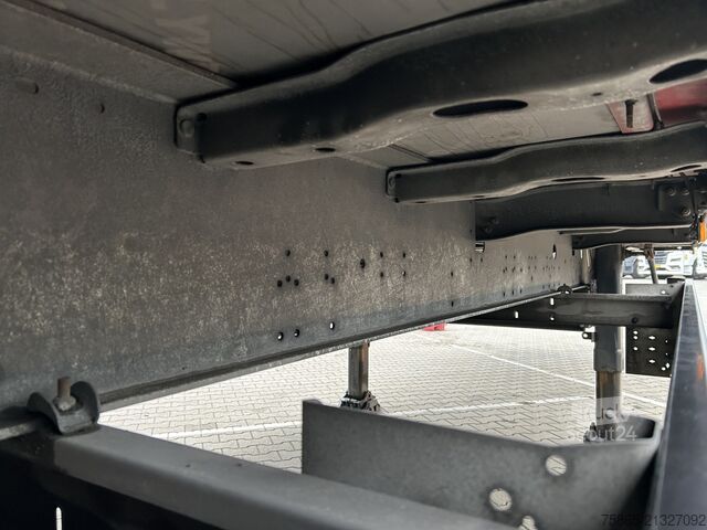 Valiză Schmitz Cargobull SCB S3B / Box / 2x Lift axle / Disk Brakes / AP...