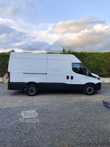 Carrinha de caixa fechada IVECO Daily 35S 15