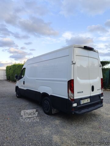Carrinha de caixa fechada IVECO Daily 35S 15