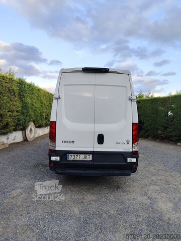 Carrinha de caixa fechada IVECO Daily 35S 15