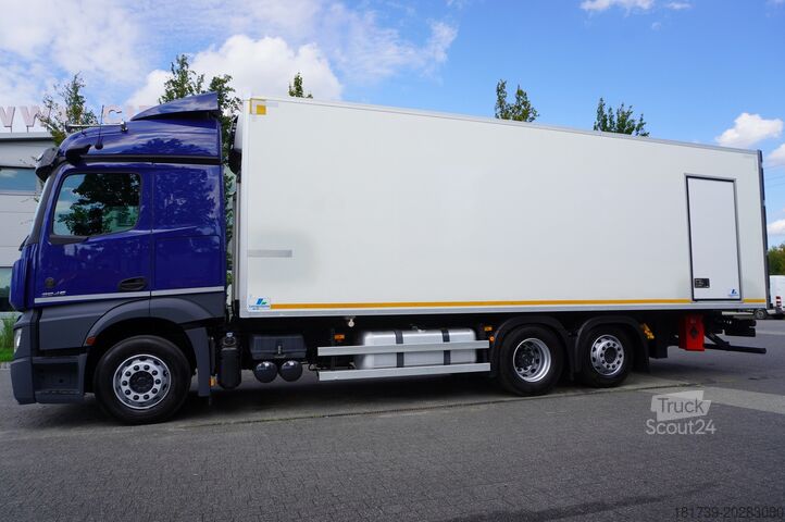 U frižideru Mercedes-Benz Actros 2546 / Lecapitaine refrigerator