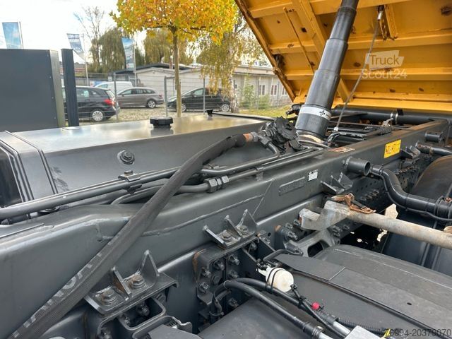 Τρίπλευρο ανατρεπόμενο φορτηγό MERCEDES-BENZ Arocs 1846 4x4 Kipper Kran FUNK AHK 55to