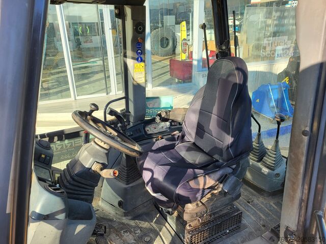 Mišrus ekskavatorius-krautuvus New Holland LB95B