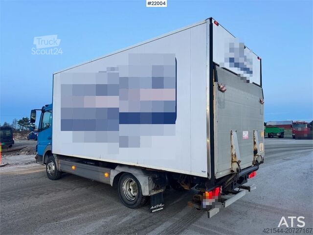 Resväska Mercedes-Benz Atego 818 Box Truck w/ Tail Lift – Only 140,000 km