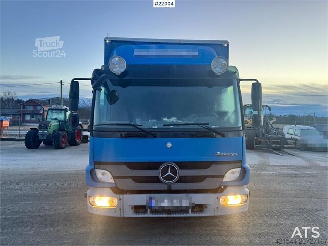 Resväska Mercedes-Benz Atego 818 Box Truck w/ Tail Lift – Only 140,000 km